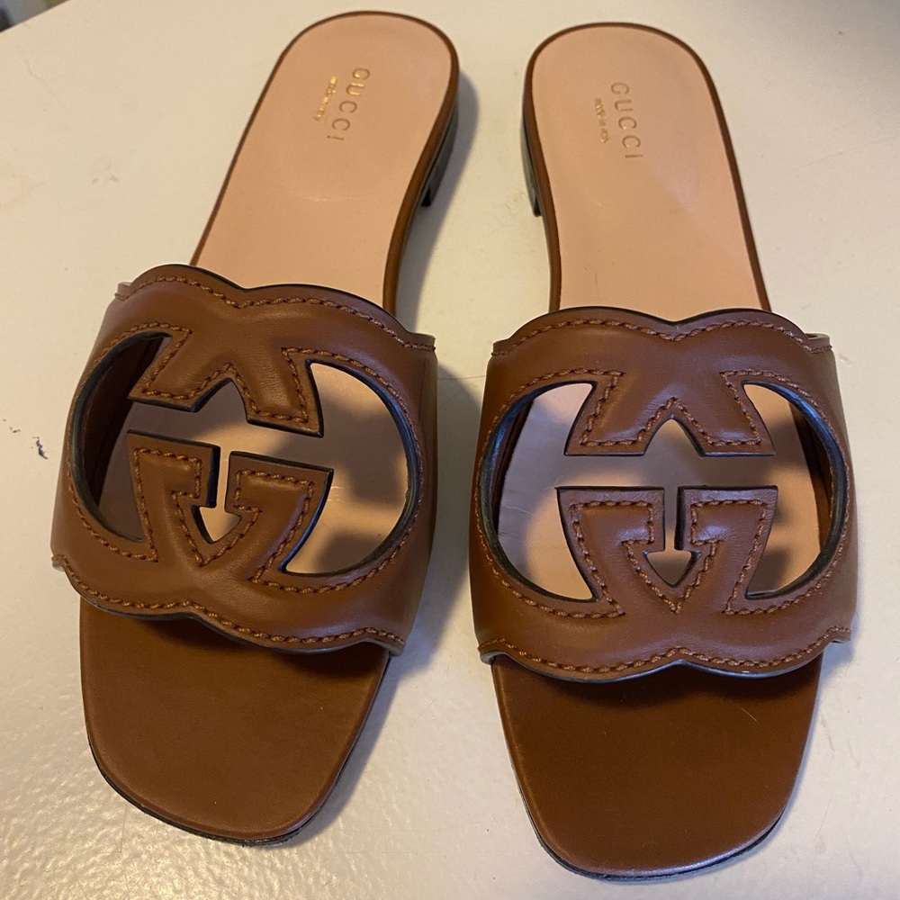 Interlocking G Cutout Slide Sandals Women (cuir), good preowned condition Size 6